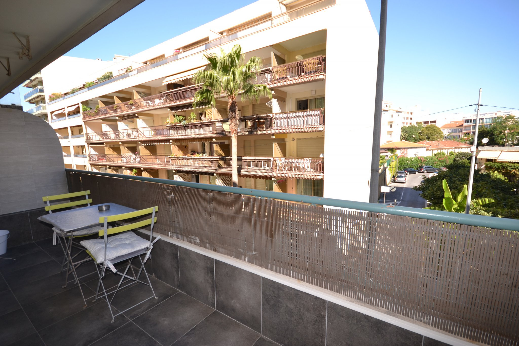 location JUAN LES PINS LOCATION ETUDIANTE STUDIO REFAIT A NEUF